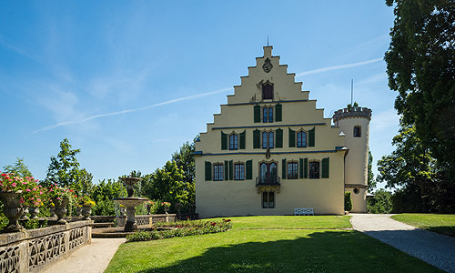 Bild: Schloss Rosenau mit Terrasse