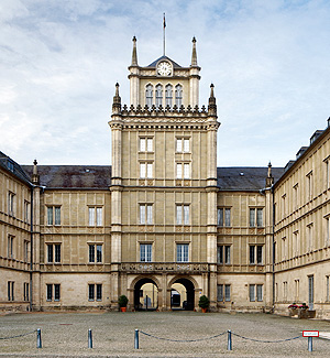 Bild: Schloss Ehrenburg, Turm mit Durchgang