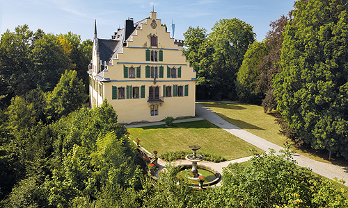 Bild: Schloss Rosenau mit Terrasse